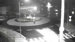 Vandalové zničili sousoší čápů na Kozinově náměstí v Mimoni