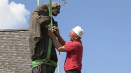 Z Poštovního mostu se demontovaly sochy